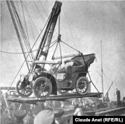 Cu ajutorul unor macarale, folosindu-se platforme improvizate, autoturismele au fost mutate de pe chei la bordul unui vapor ce avea să le ducă din Galați până la Ismail, cale de aproximativ 80 de km. Se evita astfel traversarea Prutului, peste care nu exista pod.