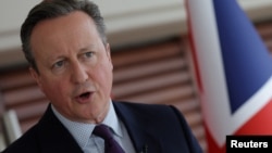 Девід Кемерон висловив думку, що цей спосіб може бути «кращим», хоча Лондон сподівається домогтися єдиного підходу країн «Групи семи» та Євросоюзу в цьому питанні