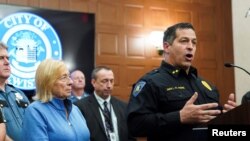 Șeful poliției din Lewiston, David St. Pierre, anunțând că suspectul de masacrul din Lewiston, Robert Card, a fost găsit mort. În spatele lui este guvernatoarea statului Maine, Janet Mills, 27 octombrie 2023