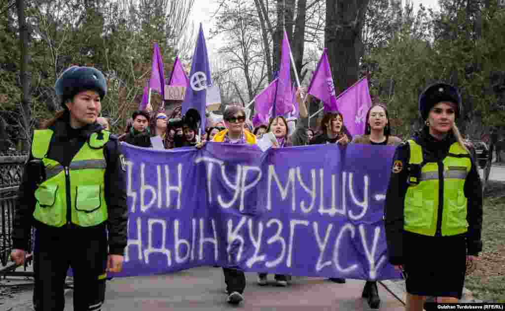 В ноябре 2023 года Министерство юстиции КР&nbsp;начало&nbsp;тестировать электронные браслеты для отслеживания подозреваемых. Тогда в ведомстве сообщали, что эти устройства &laquo;очень эффективны в противодействии семейному насилию, так как могут ограничить радиус приближения соответствующих лиц к определенным субъектам/лицам/территориям&raquo;.