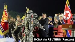 Урочистий військовий зaхід зa учaсті Кім Чен Инa в невідомому місті Північної Кореї, 4 серпня 2024 року