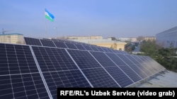 Солнечные панели, установленные на крыши здания в Узбекистане