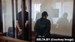 Адвакатка Юлія Юргілевіч за кратамі падчас судовага працэсу па сваёй справе. Архіўнае фота