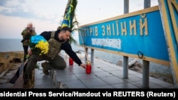 Український президент Володимир Зеленський на острові Зміїний у Чорному мору, де він записав відеозвернення з нагоди 500 днів масштабної війни України з Росією, липень 2023 року