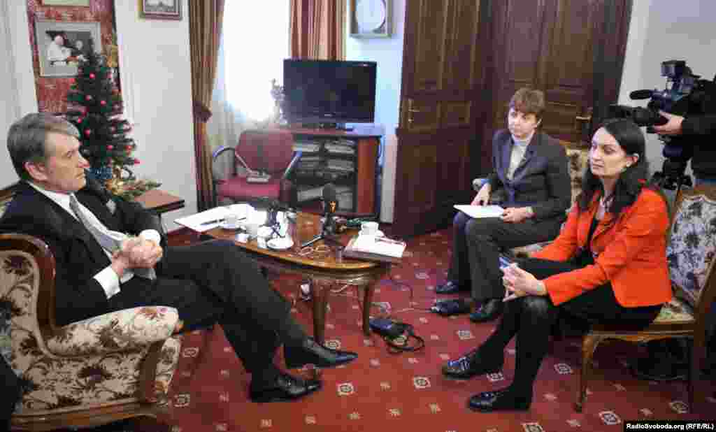 Журналістки Радіо Свобода Інна Кузнецова і Галина Терещук беруть інтерв&rsquo;ю у третього президента України Віктора Ющенка, 2010 рік