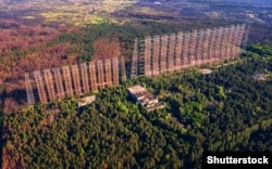 Радіолокаційна станція «Дуга» біля Чорнобиля – артефакт Холодної війни між СРСР та Заходом. До аварії на ЧАЕС споруда встигла попрацювати в тестовому режимі. Її призначенням було: виявлення запусків міжконтинентальних балістичних ракет, а також глушіння радіосигналів у Європі. В СРСР намагалися глушити сигнал Радіо Свобода та низки інших західних радіостанцій аж до грудня 1988 року