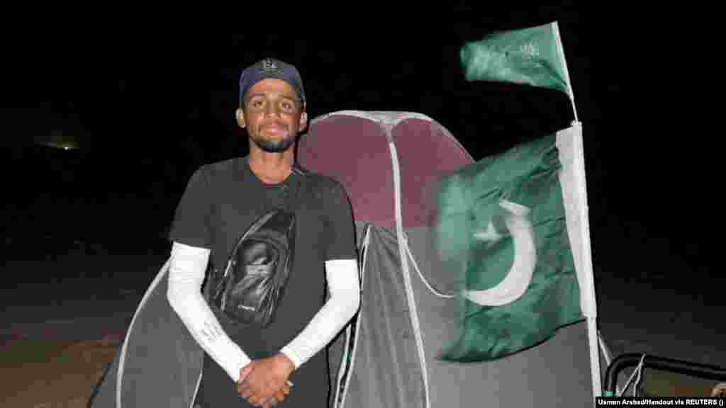 След като е пропътувал от ОАЕ до Саудитска Арабия, Аршад позира пред палатката си с националния флаг на Пакистан. &bdquo;На няколко пъти бях по пусти пътища, където нямаше град или село, но това, което крепеше морала ми, за да продължа напред, бяха хората, които срещах, хората, които ме насърчаваха да завърша това пътуване безпроблемно&ldquo;, казва пътешественикът.