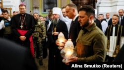 Gрезидент України Володимир Зеленський (праворуч) і президент Польщі Анджей Дуда під час вшанування жертв Волинської трагедії. Луцьк, 9 липня 2023