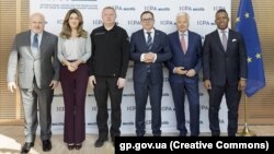 Участь у відкритті центру взяв генеральний прокурор України Андрій Костін (третій ліворуч)