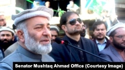 سېنېټر مشتاق احمد خان د جون پر ۱۲مه په میرامشاه کې د پښتون ژغورنې غورځنګ پرلت ته ورغلی وو. (انځور: ارشیف) 