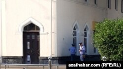 Türkmenistanyň güýç edaralarynyň işgärleriniň raýatlaryň öýlerine aýlanyp, düşündiriş we duýduryş işlerini geçirýändigi barada wagtal-wagtal belli bolýar. 