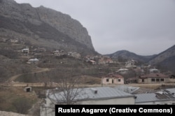 سوراخ‌های گلوله در نمای ساختمان مدرسهٔ روستا در دسامبر ۲۰۲۱