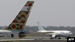 د پاکستان د دولتي هوايي شرکت الوتکې د لاهور پر نړيوال هوايي ډګر ولاړې دي ـ پخوانی انځور