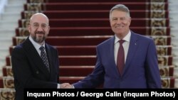 Președintele Consiliului European, Charles Michel (s) și președintele României, Klaus Iohannis.