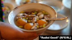 کاسۀ هفت میوه که به مناسبت سال نو تهیه شده است