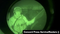 Evheni Prigojin, un vechi aliat al lui V. Putin nu mai ascunde de luni de zile că este coordonatorul mercenarilor folosiți de Kremlin în mai multe conflicte din lume. Pe 3 aprilie a transmis o înregistrare în care spune că e alături de mercenarii săi din Bahmut.
