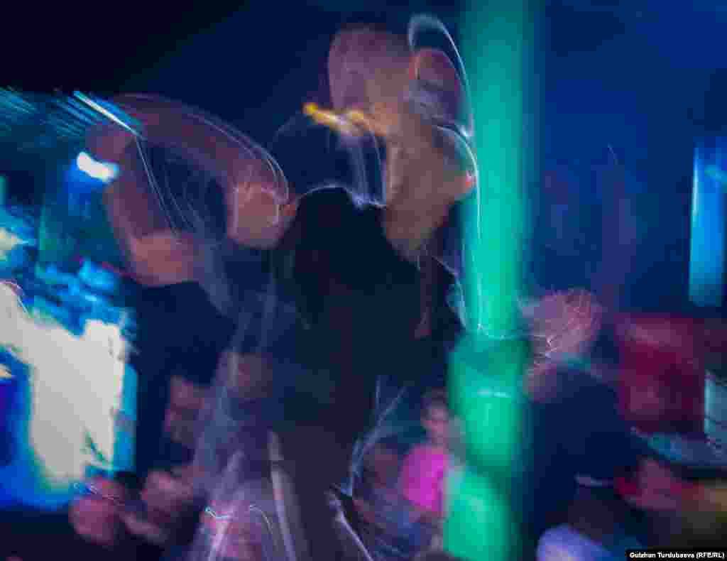 Заманбап бий 19-кылымдын аягында Европада жана АКШда пайда болгон. Ошол кездеги жаштар социалдык көйгөйлөрдү бий аркылуу коомчулукка жеткирүүгө аракет кылышкан.