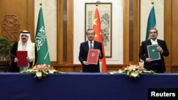 Wang Yi (mijloc) prezintă acordul din 2023 cu Iranul și Arabia Saudită.