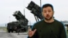 Украинският президент Володимир Зеленски на фона на системи за ПВО "Пейтриът". Колаж.