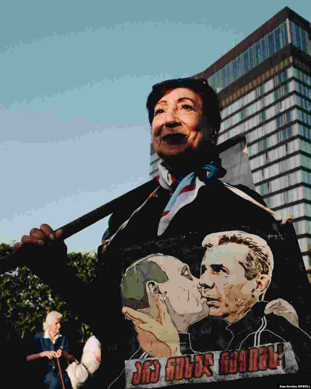 O femeie participă la protestul de la începutul zilei de 28 aprilie.&nbsp; Susținătorii proiectului de lege spun că acesta reflectă legislația similară din SUA și promovează transparența. Opozanții spun că legislația propusă ar înăbuși disidența și ar reduce la tăcere presa independentă. Aceștia au comparat-o cu legislația similară din Rusia, motiv pentru care mulți o numesc &bdquo;lege rusească&rdquo;.&nbsp;