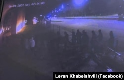 Кадр із відеокамери. Напад невідомих у масках на офіс опозиційної партії «Єдиний національний рух» у ніч проти 1 червня 2024 року. Тбілісі, Грузія