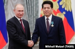 Президент Росії Володимир Путін (ліворуч) і тодішній посол Китаю у РФ Лі Хуей, нагороджений російським орденом Дружби. Москва, Кремль, 23 травня 2019 року. Тепер Лі Хуей є спецпосланцем Пекіну з врегулювання війни в Україні, яку Китай називає «українською кризою»