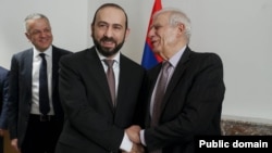 Եվրամիության բարձր ներկայացուցիչ Ժոզեպ Բորելը ողջունում է Հայաստանի արտգործնախարար Արարատ Միրզոյանին, Բրյուսել, 13-ը փետրվարի, 2024թ.