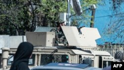 یوه افغانه نجلۍ او د طالبانو پوځي موټر - ارشیف 