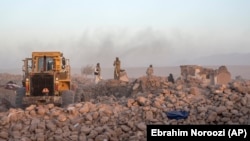 تعداد اندکی از ماشین آلات در مناطق زلزله در عملیات جستجو حضور دارند و بیشتر مردم در زمینه دست به کار شده اند