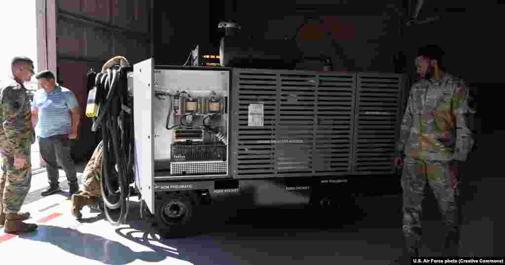 Oprema za podršku aerodromu. Konkretna oprema nije navedena. Ova fotografija prikazuje uređaj za aerodrom koji se koristi za snabdijevanje električnom energijom i zraka pod pritiskom aviona američkih zračnih snaga.