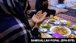 یک خانواده حین افطار در کابل. عکس از آرشیف جنبه تزئینی دارد.