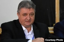 Gheorghe Sarău este profesor universitar la Facultatea de Limbi și Literaturi Străine/Universitatea din București. Anterior a lucrat în Ministerul Educației și s-a ocupat de implementarea măsurilor afirmative.