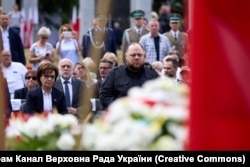 Спікерка польського Сейму Ельжбета Вітек і спікер Верховної Ради України Руслан Стефанчук. Вшанування біля пам'ятника жертв Волинської трагедії у Варшаві, 11липня 2023 року