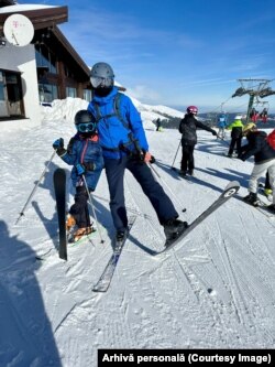 Ionuț, alături de băiatul lui, pe vârful Aușel, punctul de sosire al telescaunului, spune că nu doar instalația de cablu ci și celelalte servicii ar trebui îmbunătățite.