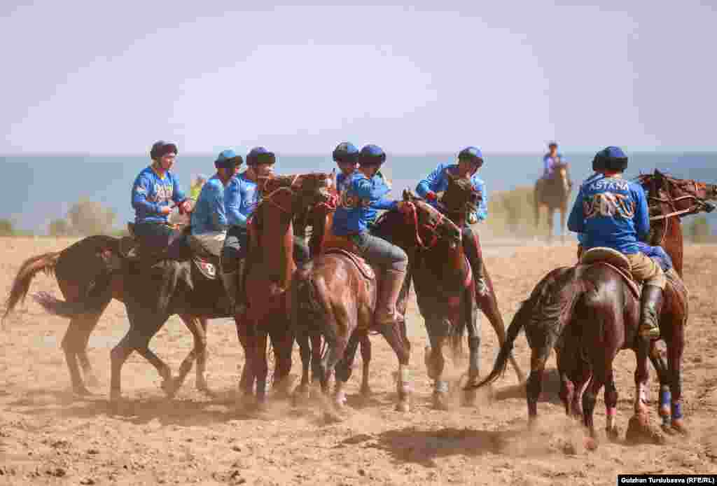 Көкбөрү боюнча Дүйнө кубогу эки форматта өттү. Биринчи форматта &ldquo;Достук&rdquo; кубогу үчүн А тайпасында Кыргызстандын &ldquo;Ынтымак&rdquo;, &ldquo;Сары-Өзөн&rdquo;, &ldquo;Мурас&rdquo;, &ldquo;Достук&rdquo; командалары, В тайпасында Казакстандын &ldquo;Түркстан&rdquo;, &ldquo;Шымкент&rdquo;, &ldquo;Астана&rdquo; жана &ldquo;Жетису&rdquo; командалары ойноду.&nbsp;