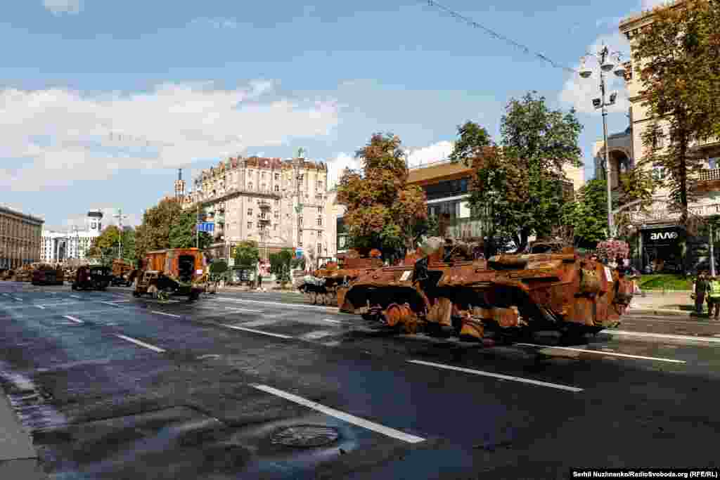 &laquo;Приїхали&raquo; Україна&nbsp;24 серпня&nbsp;відзначає 32-гу річницю здобуття Незалежності. Оскільки іде другий рік російсько-української війни, масових заходів і святкувань не буде.&nbsp; У містах і селах понесуть квіти до могил воїнів, які віддали життя, зупиняючи агресію Росії, захищаючи Україну &nbsp;