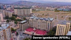 Бишкектеги көп кабаттуу үйлөрдүн бири. Иллюстрациялык сүрөт.