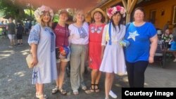 Мунара Абдывасиева ыктыярчылар тобу менен.