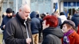 Igor Dodon, în discuție cu participanții unui protest antiguvernamental, unde a anunțat că a fost invitat de Maia Sandu să participe la consultări privind referendumul de aderare la UE.