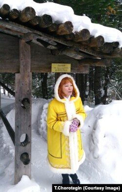 Хант музей кызматкери балык ыштап кургаткан жайды көрсөтүүдө. 10.3.2015.