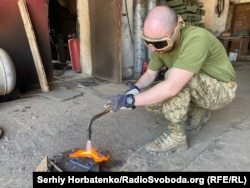 Євген працює з металом