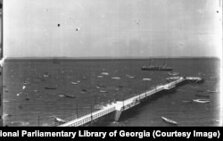 По̀ти - град в Западна Грузия, разположен на брега на Черно море, близо до устието на река Риони.