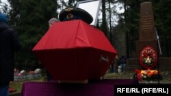 Украинадагы согушта каза болгон аскер кызматкерин акыркы сапарга узатуу зыйнаты. Санкт-Петербург, Орусия. 
