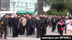 Շիրակի թեմի առաջնորդ Միքայել արքեպիսկոպոս Աջապահյանը գլխավորում է «Շիրակը հանուն հայրենիքի» շարժման երթը, 8-ը մայիսի, 2024թ.