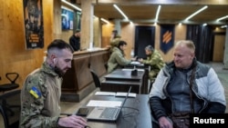 Доброволець, який хоче вступити до Третьої окремої штурмової бригади, розмовляє з офіцером з набору