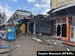 Російський обстріл зупинки громадського транспорту та житлових будинків у Херсоні, 21 лютого 2023 року