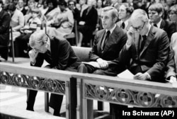 Президент Джиммі Картер схиляє голову під час молебню у Вашингтонському соборі 15 листопада 1979 року за заручників, які утримуються в посольстві США в Тегерані, Іран. Поруч з Картером сидить віцепрезидент Волтер Мондейл і Державний секретар Сайрус Венс