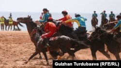 Кыргызстанда өткөн көк бөрү оюндарынын бири. Архивдик сүрөт.