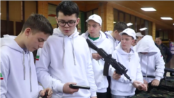 Подростки в летнем патриотическом лагере «Сила Кавказа» в Чечне. Ноябрь 2022 года. Фото: скриншот видеозаписи втелеграме главы Чечни Рамзана Кадырова. 