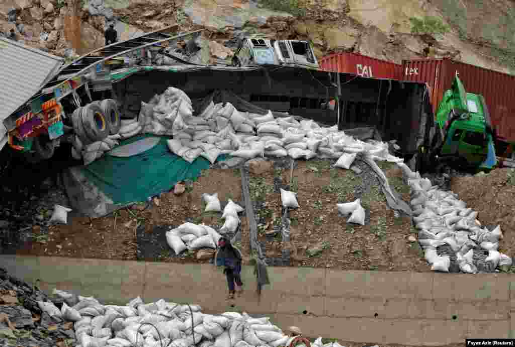 لغزش کوه در نزدیک سرحد تورخم در خاک پاکستان